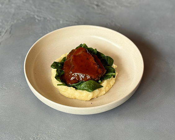 Говяжьи щеки с картофельным пюре и шпинатом