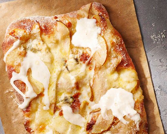 Фокачча с копченым сулугуни, грушой и страчателлой