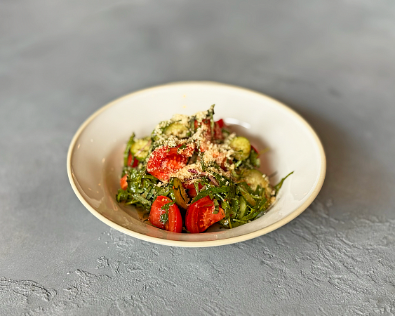 Грузинский салат из свежих овощей с ореховой заправкой