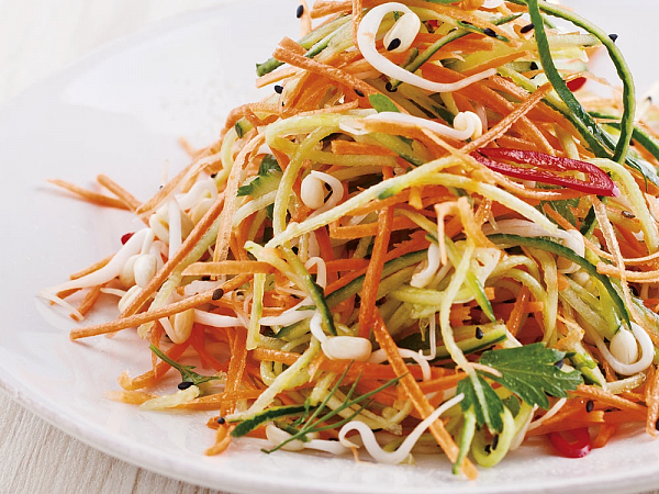 Салат из хрустящих овощей с ореховой заправкой