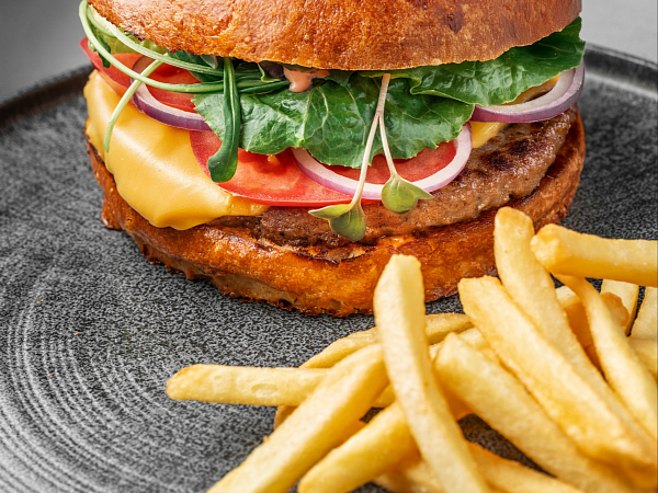 Бургер с котлетой из мраморной говядины