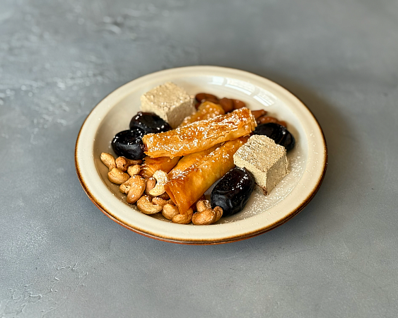 Тарелка восточных сладостей